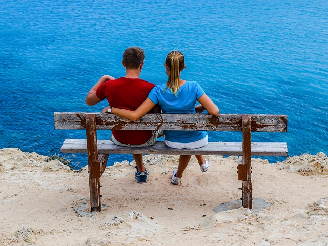 muž a žena na lavičce